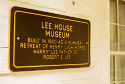 Up-close shot of the Lee House Museum summary sign upon entry.